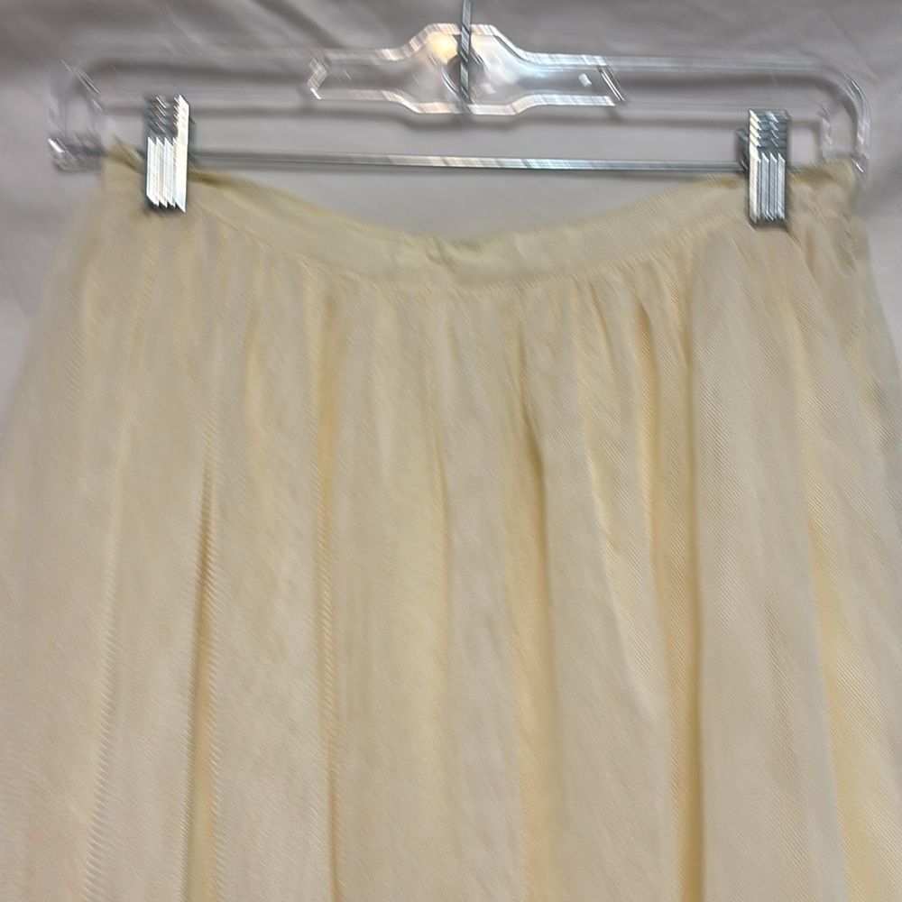 Gorgeous Cream Isaac Mizrahi Tulle/Poly/Silk Layered Skirt; Size 4 - Picture 3 of 8